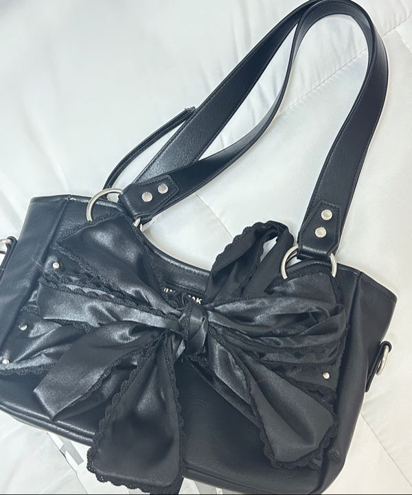 MUSINSA公式 | IUGAMAKARAS Laced Ribbon Leather Shoulder Bag (Black)