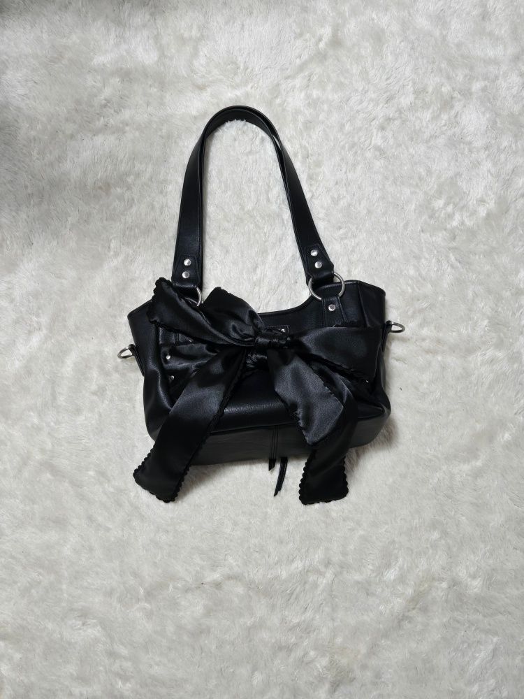 【MUSINSA】IUGAMAKARAS バッグ MUSINSA公式 | IUGAMAKARAS Bumpy Buckle Holster Bag