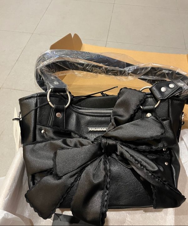 MUSINSA公式 | IUGAMAKARAS Laced Ribbon Leather Shoulder Bag (Black)