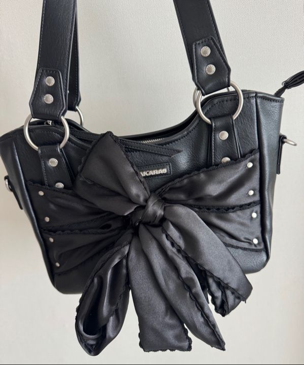 MUSINSA公式 | IUGAMAKARAS Laced Ribbon Leather Shoulder Bag (Black)