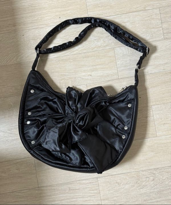 MUSINSA公式 | IUGAMAKARAS Laced Ribbon Shoulder Bag (Black)