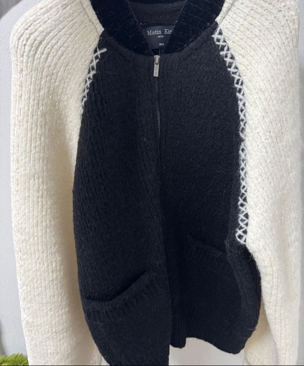 カーディガン [MATINKIM]back logo jacquard knit zip up for men in black MK2434CD021MBB_2.jpg