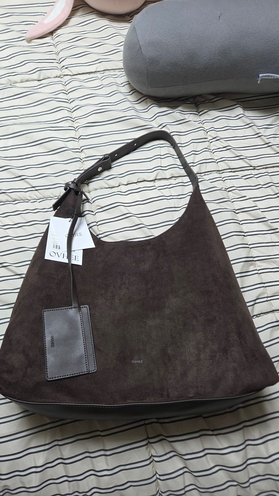 【OVHEE】Flume Suede Hobo Bag　Dark Brown MUSINSA | OVHEE Flume Suede Hobo Bag (3 colors)