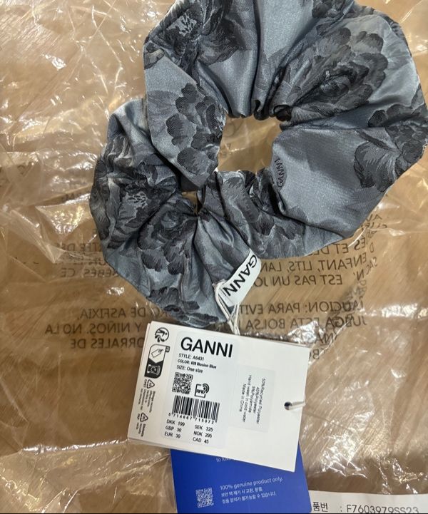 ★送料・関税込【GANNI】BOTANICAL SCRUNCHIE A6431 628 GANNI｜ (Grey Botanical Jacquard Scrunchie (A6431 628