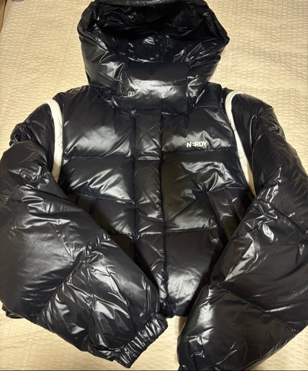 MUSINSA | NERDY Women's Detachable Sleeve Glossy Down Jacket