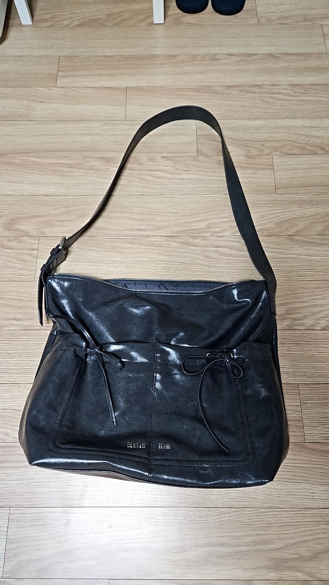 【Matin Kim】POCKET SHIRRING RIBBON BIG BAG MUSINSA | MATIN KIM POCKET SHIRRING RIBBON BIG BAG IN DARK GREY
