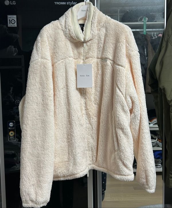流行に MATIN KIM】TEDDY FLEECE JUMPER IN WHITE (Matin Kim
