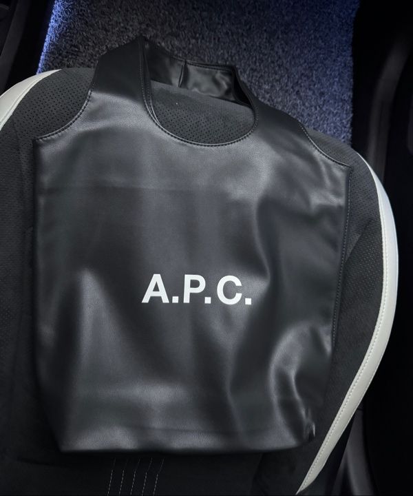 トートバッグ APC Small Ninon Tote Bag Black PUAATM61861LZZ PUAATM61861LZZ Ninon Small tote bag | Grained recycled leather-like