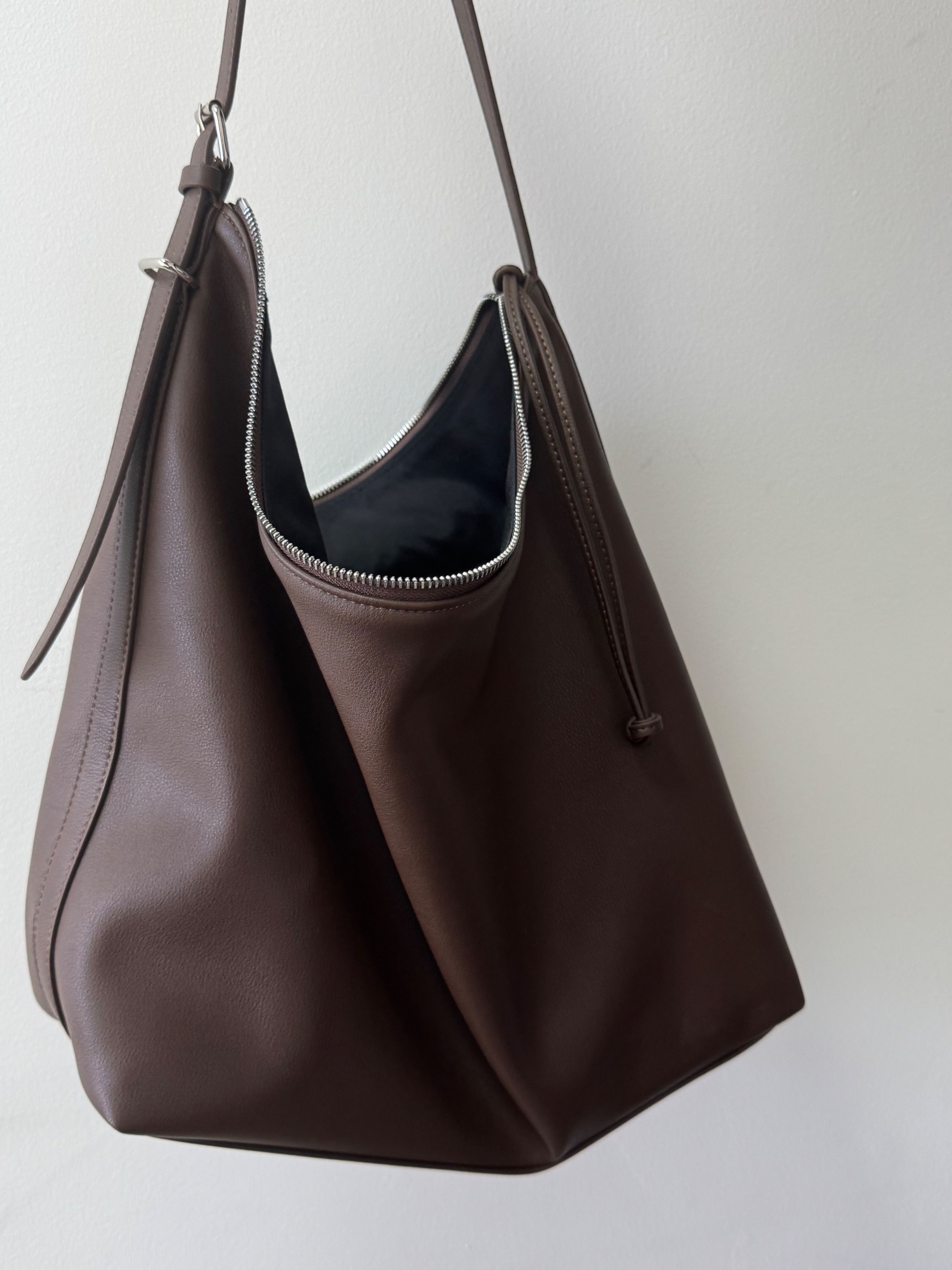 MUSINSA | MUSINSA STANDARD WOMAN Women's Slouch Shoulder Bag