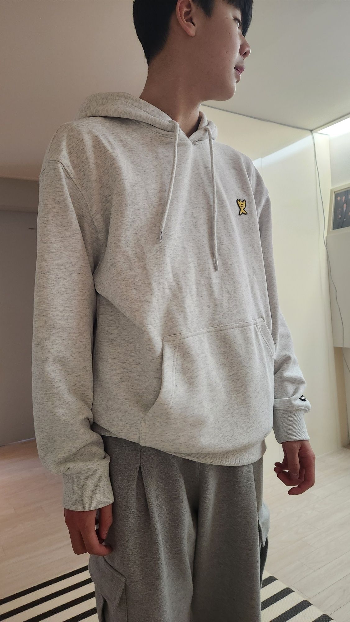 MUSINSA | WACKY WILLY Signature Kiki Wappen Hood Light Grey