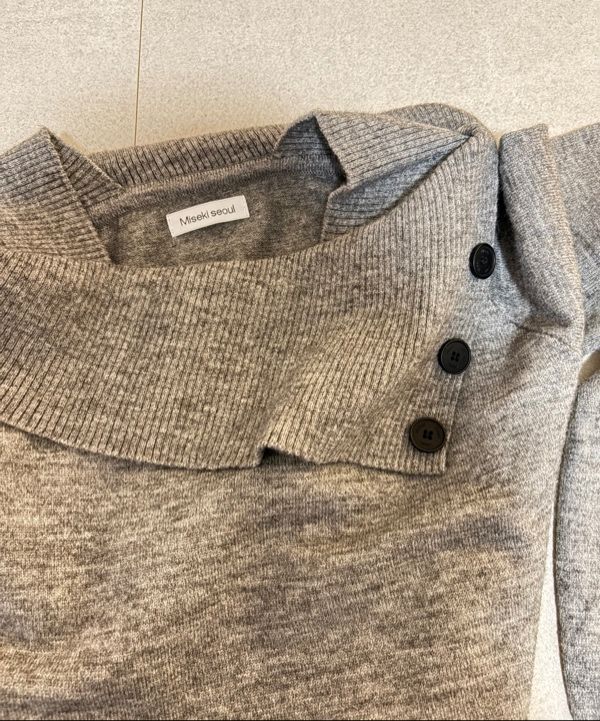 ミセキ ソウル ニット ライトグレー Oblique line button knit 【公式