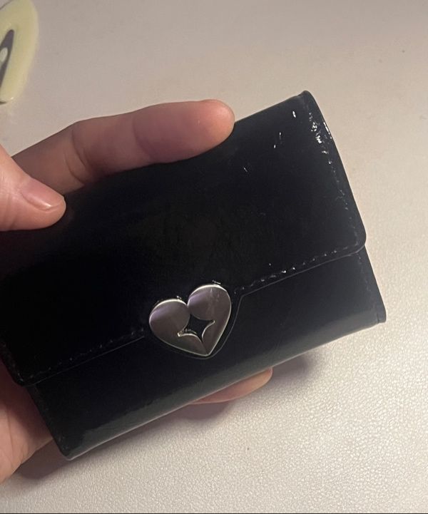 MUSINSA公式 | fennec HEARTY FLAP WALLET - BLACK