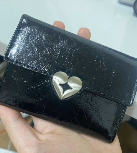 MUSINSA公式 | fennec HEARTY FLAP WALLET - BLACK