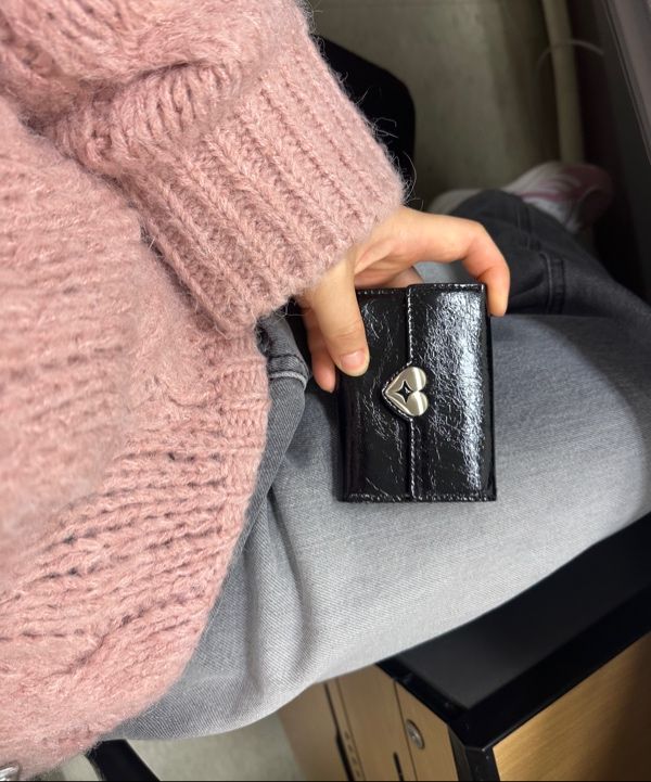 MUSINSA | fennec HEARTY FLAP WALLET - BLACK