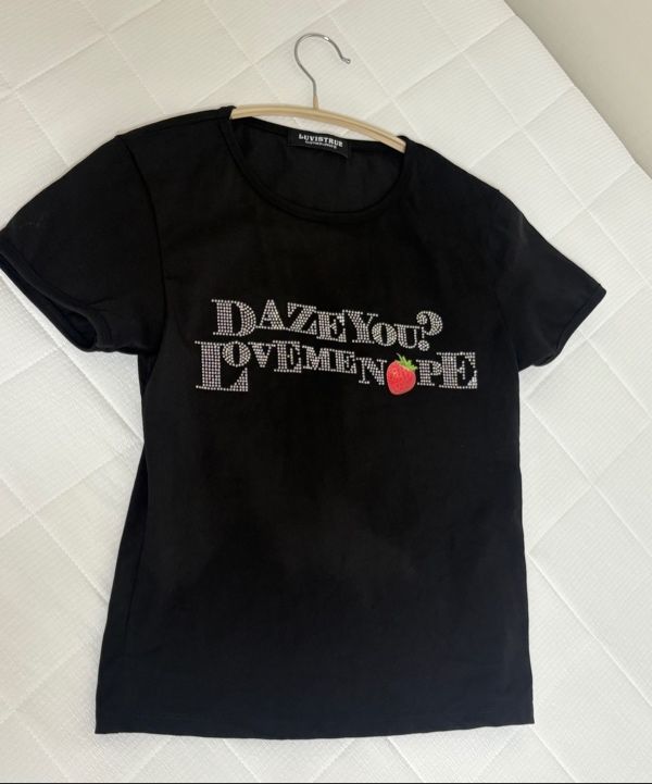 MUSINSA公式 | LUV IS TRUE IM STRAWBERRY LETTERING TEE(BLACK)