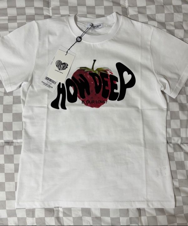 MUSINSA公式 | LUV IS TRUE IM HOW DEEP STRAWBERRY TEE(WHITE)
