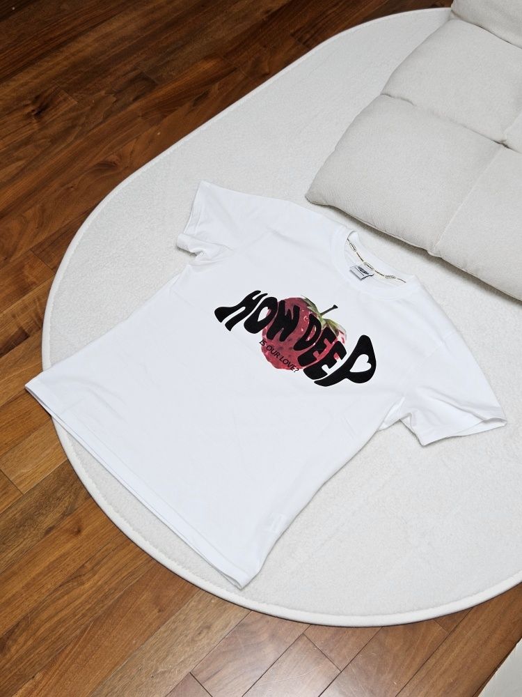 【LUV IS TRUE】IM ストロベリー レタリングTシャツ♡ MUSINSA公式 | LUV IS TRUE IM STRAWBERRY LETTERING TEE(BLACK)
