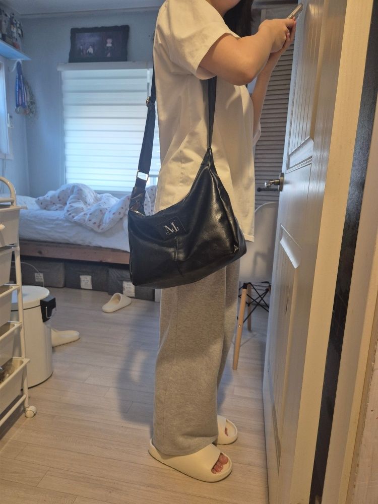 ショルダーバッグ・ポシェット ^MUCENT^ Merin Gold Line Leather Shoulder Bag Unisex 2 Color MUSINSA | MUCENT Merin Gold Line Leather Shoulder Bag Unisex