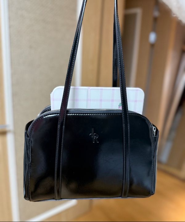 韓国ファッション[LEATHERY] RETRO WRINKLE ENAMEL SHOULDER BAG MUSINSA | LEATHERY Retro Wrinkle Enamel Shoulder Bag [BLACK]