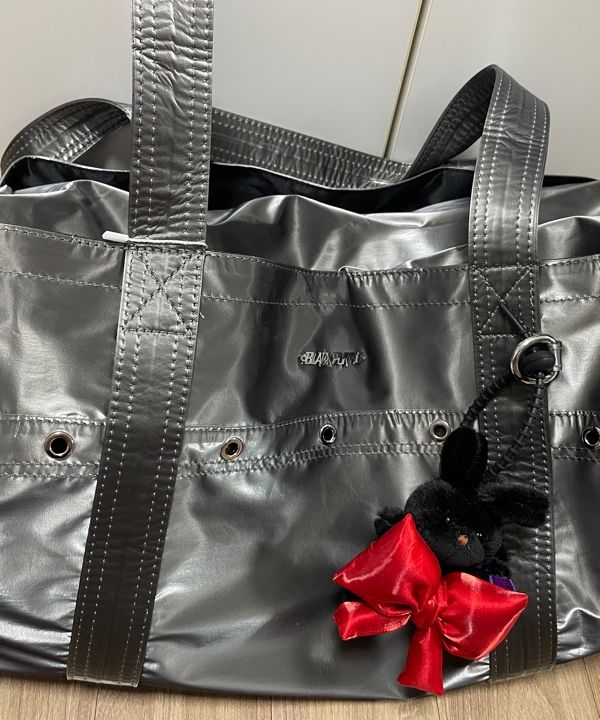 MUSINSA | BLACK PURPLE NIKI Glossy Duffel Bag_Black