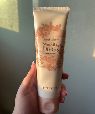 its skin wedding dress pure cream The Wedding Dress Pure Cream instantly brightens dark spots like knees,  elbows, and neck while giving lasting hydration   Niacinamide   Brightens + evens skin tone  Botanical Extract Water 