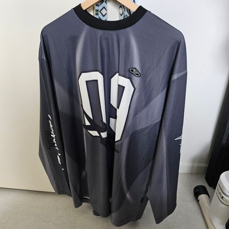 ★2025SS新作★ROMANTIC CROWN★NEW ROMANTIC SPORTS JERSEY MUSINSA | ROMANTIC CROWN New Romantic Sports Jersey_Charcoal