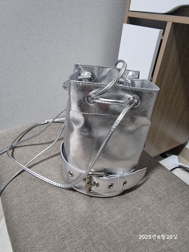 【Matin Kim】韓国人気★BELTED MINI BUCKET BAG MUSINSA公式 | MATIN KIM BELTED MINI BUCKET BAG IN SILVER