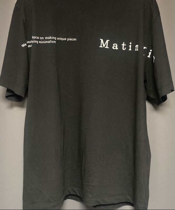 ●Matin Kim●HALF TEXT LOGO TOP FOR MEN IN BLACK STICKER GRAPHIC LOGO TOP IN CHARCOAL – Matin Kim