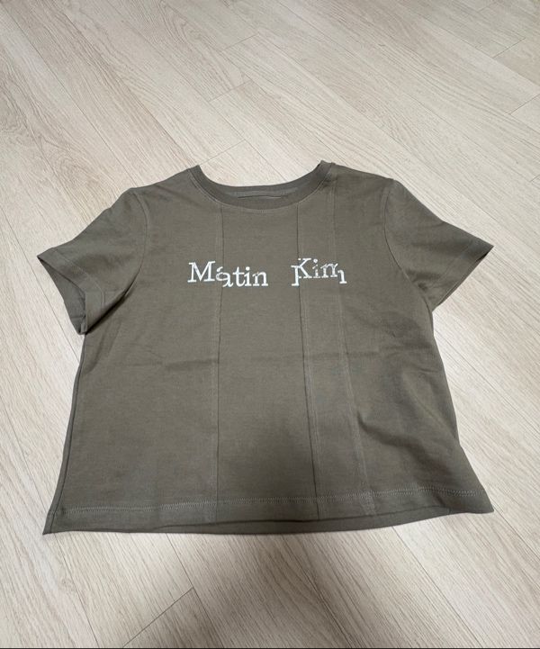 MUSINSA公式 | MATIN KIM UNBALANCE TYPO LOGO CROP TOP IN BLACK