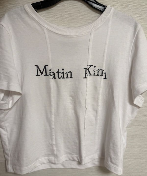 【MATIN KIM】UNBALANCE TYPO LOGO CROP TOP★送料・関税込 MK2511TS007MBB_1.jpg?v=1752569797