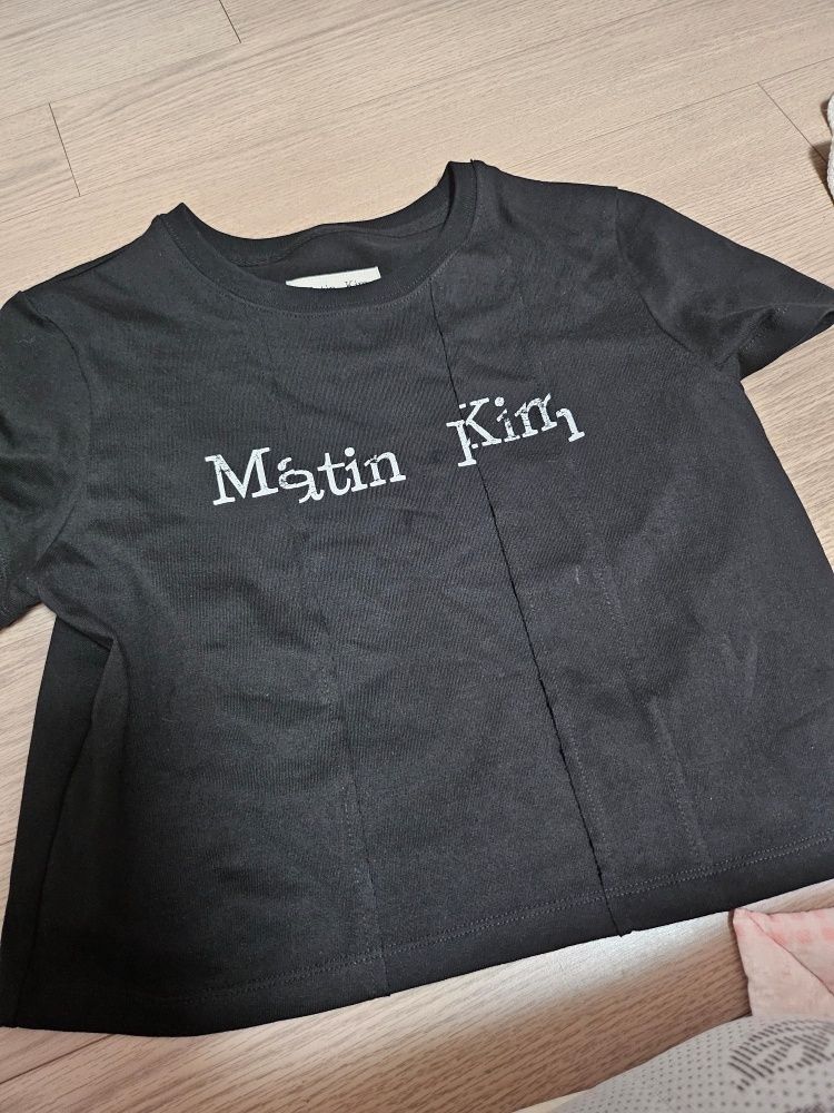 【Matin Kim】UNBALANCE TYPO LOGO CROP TOP MK2511TS007MBB_1.jpg?v=1752569797