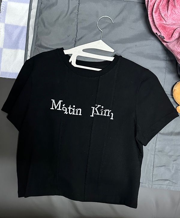 MUSINSA公式 | MATIN KIM UNBALANCE TYPO LOGO CROP TOP IN BLACK