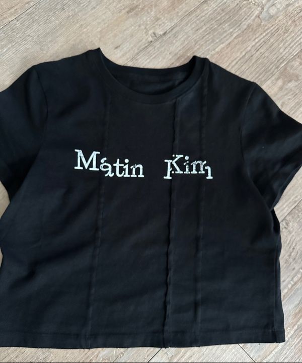 MUSINSA公式 | MATIN KIM UNBALANCE TYPO LOGO CROP TOP IN BLACK