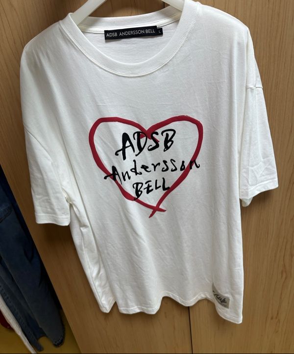 [ANDERSSON BELL]★25SS★UNISEX HEART KELLY LOGO T-SHIRTS MUSINSA | ANDERSSON BELL Unisex Heart Kelly Logo T-Shirt