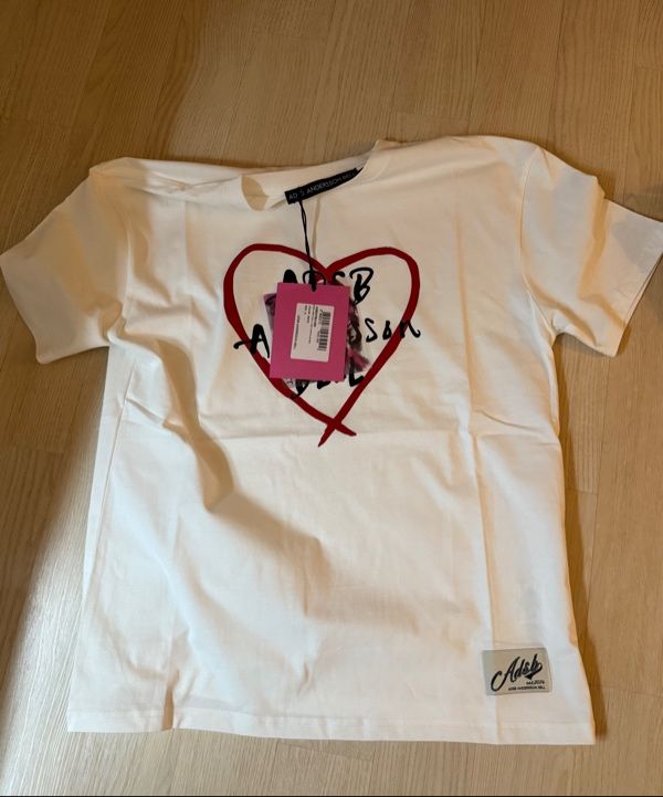 [Andersson Bell] UNISEX HEART KELLY LOGO T-SHIRTS★韓国人気 UNISEX HEART KELLY LOGO T-SHIRTS atb1290u(BLACK) – Andersson