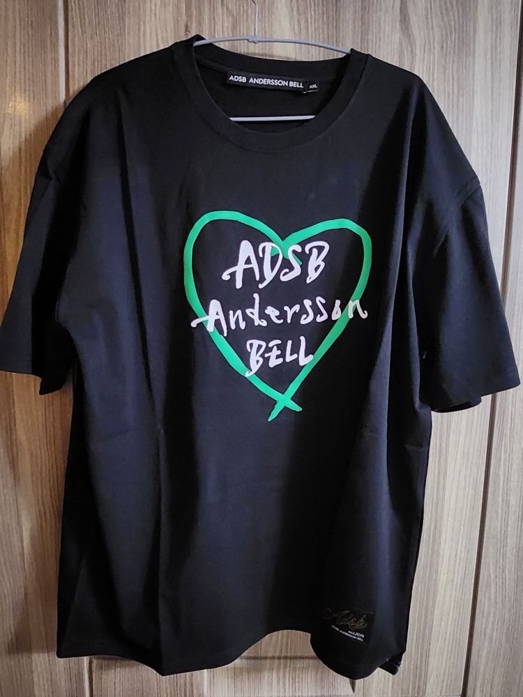 MUSINSA公式 | ANDERSSON BELL Unisex Heart Kelly Logo T-Shirt