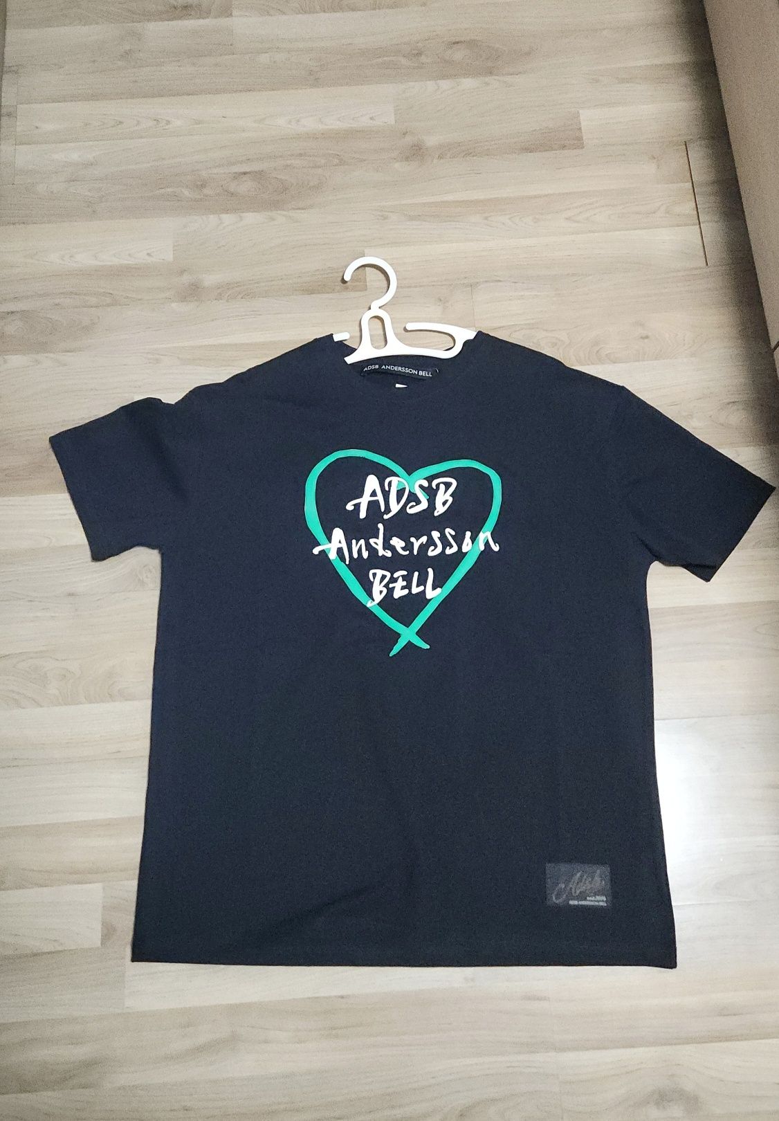 [Andersson Bell] UNISEX HEART KELLY LOGO T-SHIRTS★韓国人気 UNISEX HEART KELLY LOGO T-SHIRTS atb1290u(BLACK) – Andersson