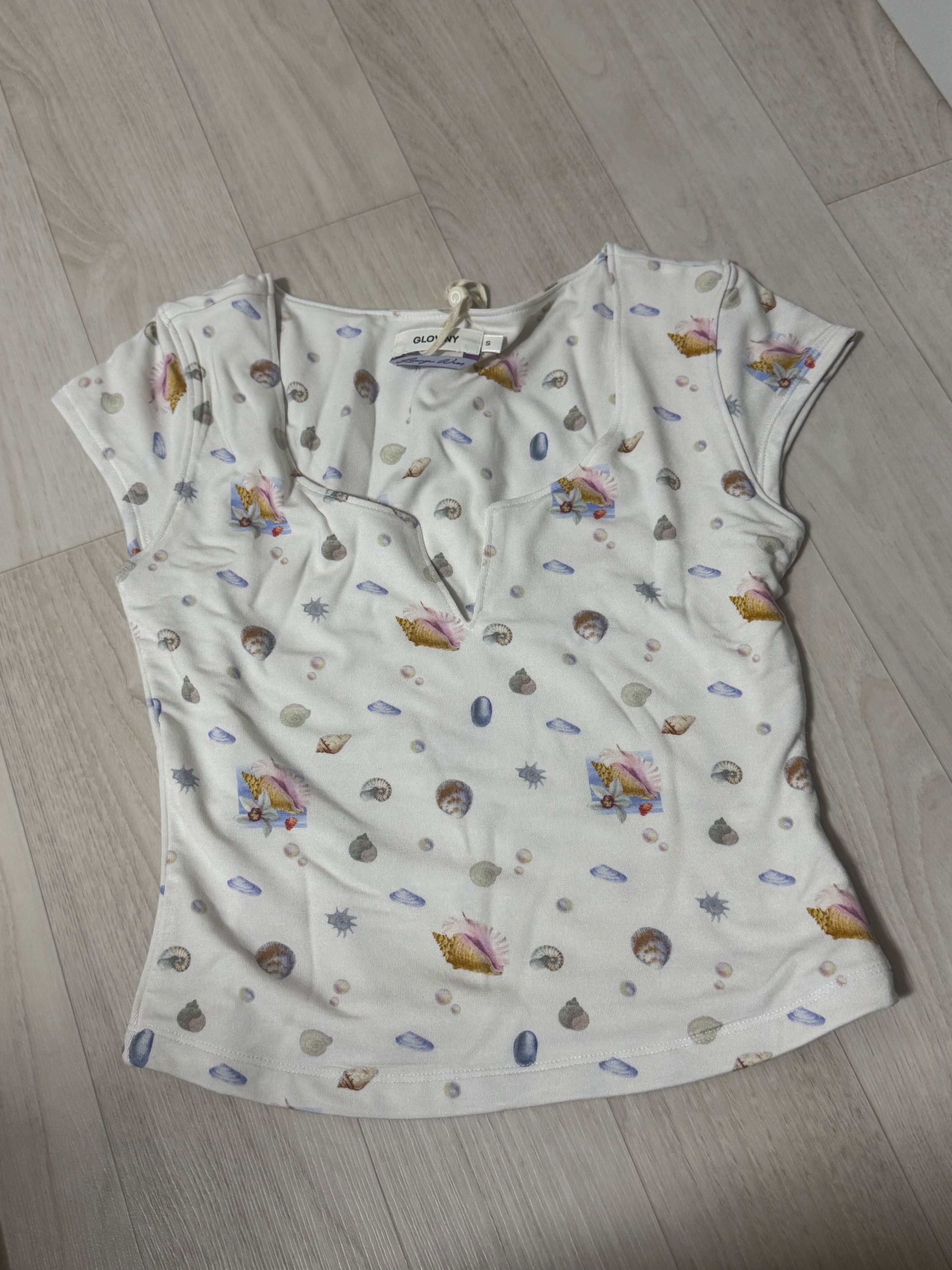 【GLOWNY】 SLEEK SLIT TEE ★送料関税込み★ SLEEK SLIT TEE (WHITE MELANGE) - GLOWNY