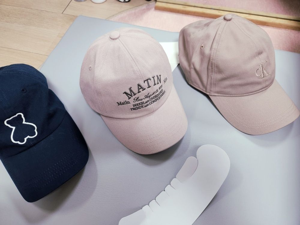 ★Matin Kim★LETTERING FLAT BRIM CAP LETTERING FLAT BRIM CAP IN CHARCOAL – Matin Kim