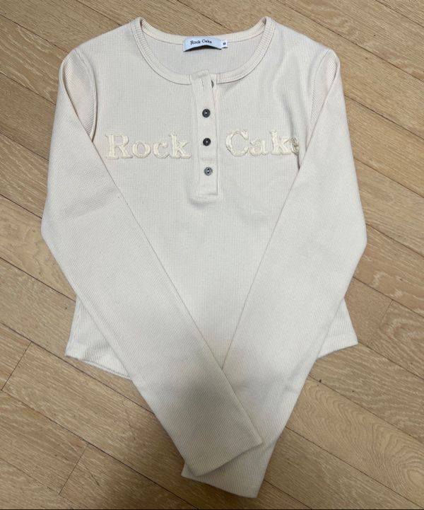 Tシャツ・カットソー ROCKCAKE Applique Logo Button Top Charcoal MUSINSA | ROCKCAKE Applique Logo Button Top - Black