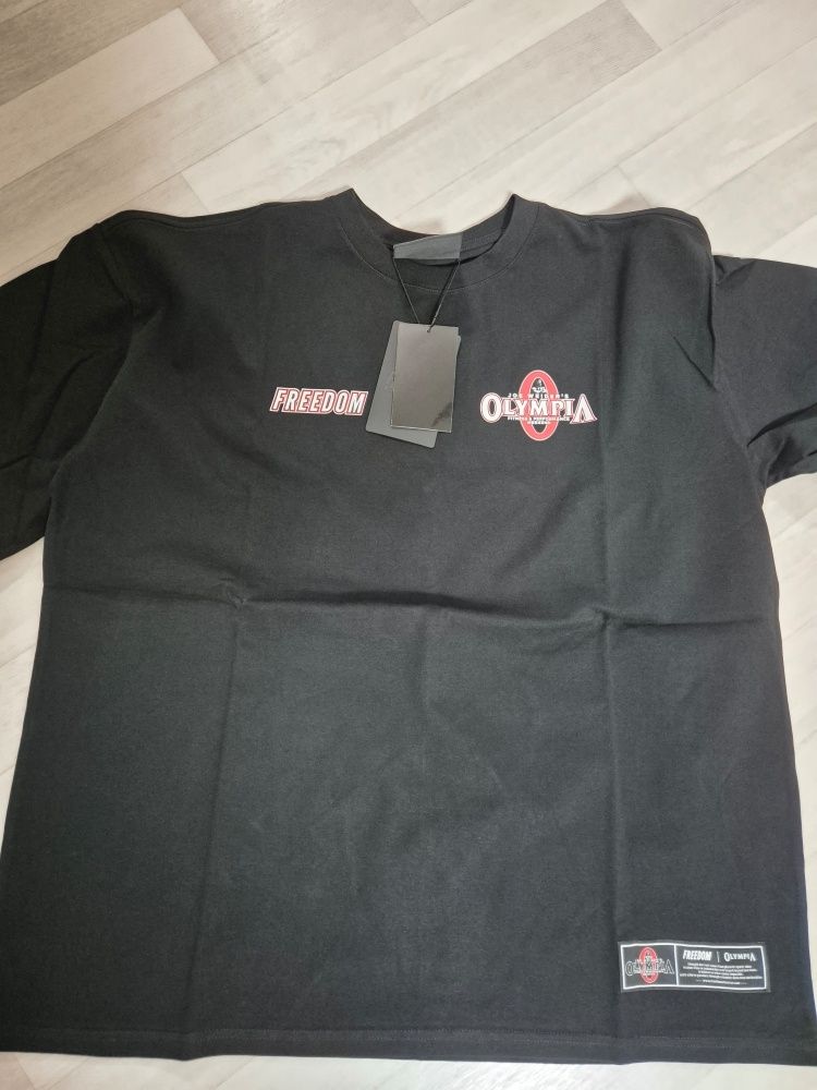 日本未発売　オリンピアコラボ　Freedomクロップドシャツ Mサイズ MUSINSA公式 | FREEDOM オリンピアビッグロゴTシャツ_2カラー