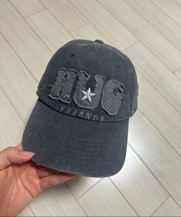 MUSINSA公式 | HUG YOUR SKIN ハグフレンズキャップ（チャコール）