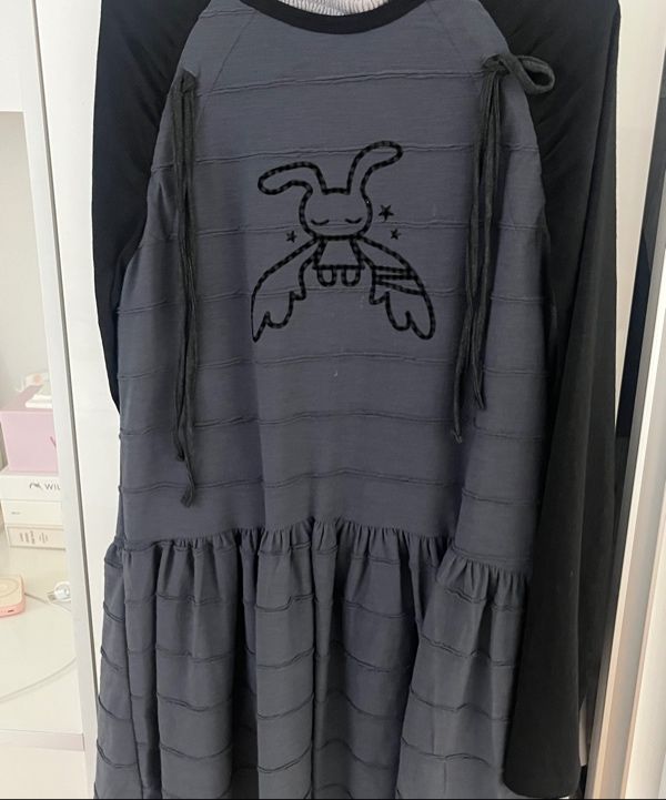 MUSINSA公式 | HUG YOUR SKIN Angel Patch Raglan Dress (Black Charcoal)