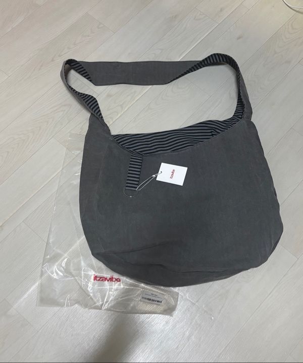 MUSINSA公式 | ITZAVIBE REVERSIBLE STRIPE BAG
