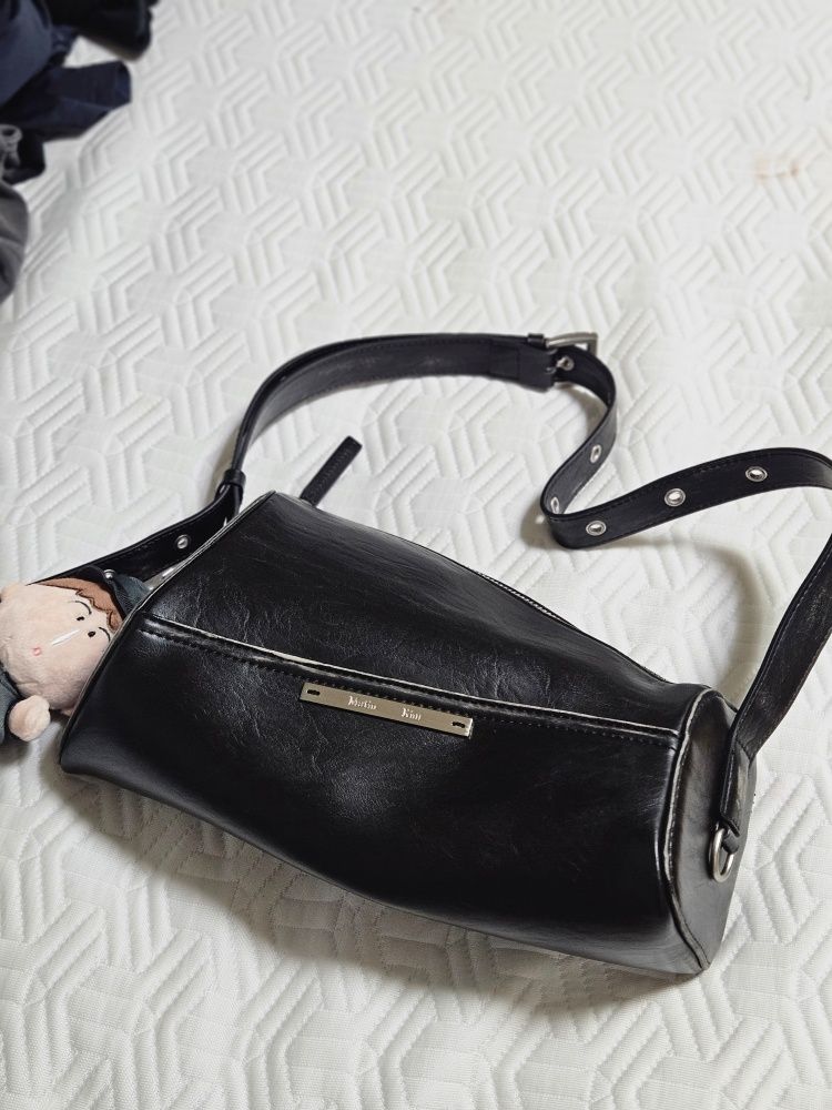 MUSINSA公式 | MATIN KIM DIRTY WASHED DIAGONAL BAG IN BLACK