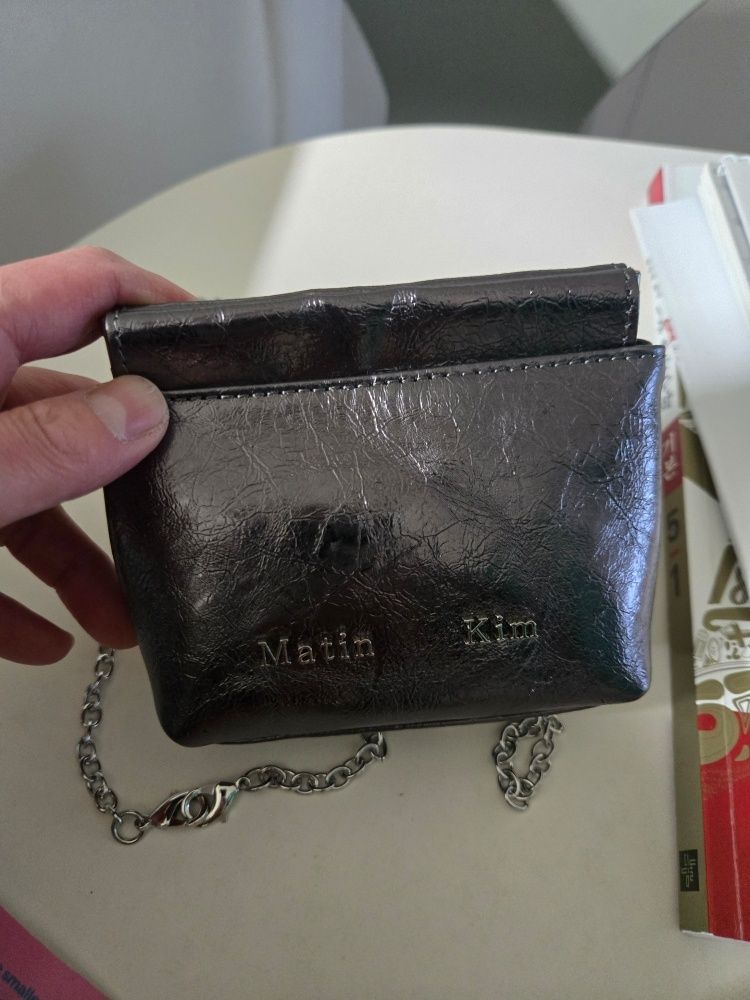 折りたたみ財布 [MATINKIM]glossy leather mini wallet bag in dark silver MUSINSA | MATIN KIM GLOSSY LEATHER MINI WALLET BAG IN DARK