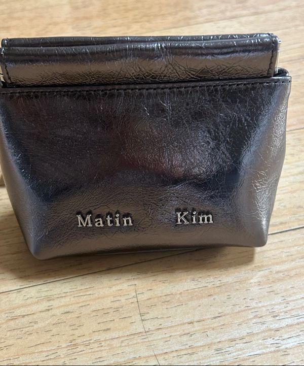 無料配送 ★ Matin Kim ★ GLOSSY LEATHER MINI WALLET BAG GLOSSY LEATHER MINI WALLET BAG IN LIGHT YELLOW – Matin Kim
