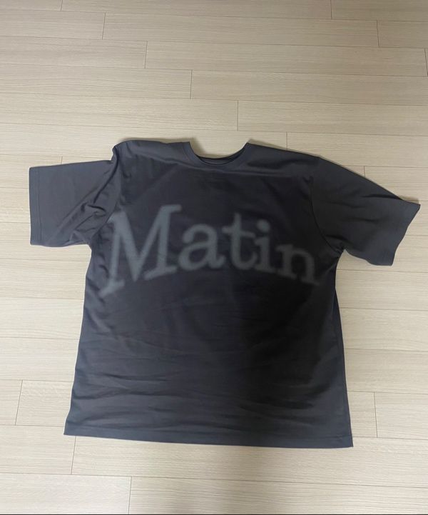 [MATIN KIM]★韓国人気★BIG ARCH LOGO TOP . MUSINSA公式 | MATIN KIM BIG ARCH LOGO TOP FOR MEN IN CHARCOAL