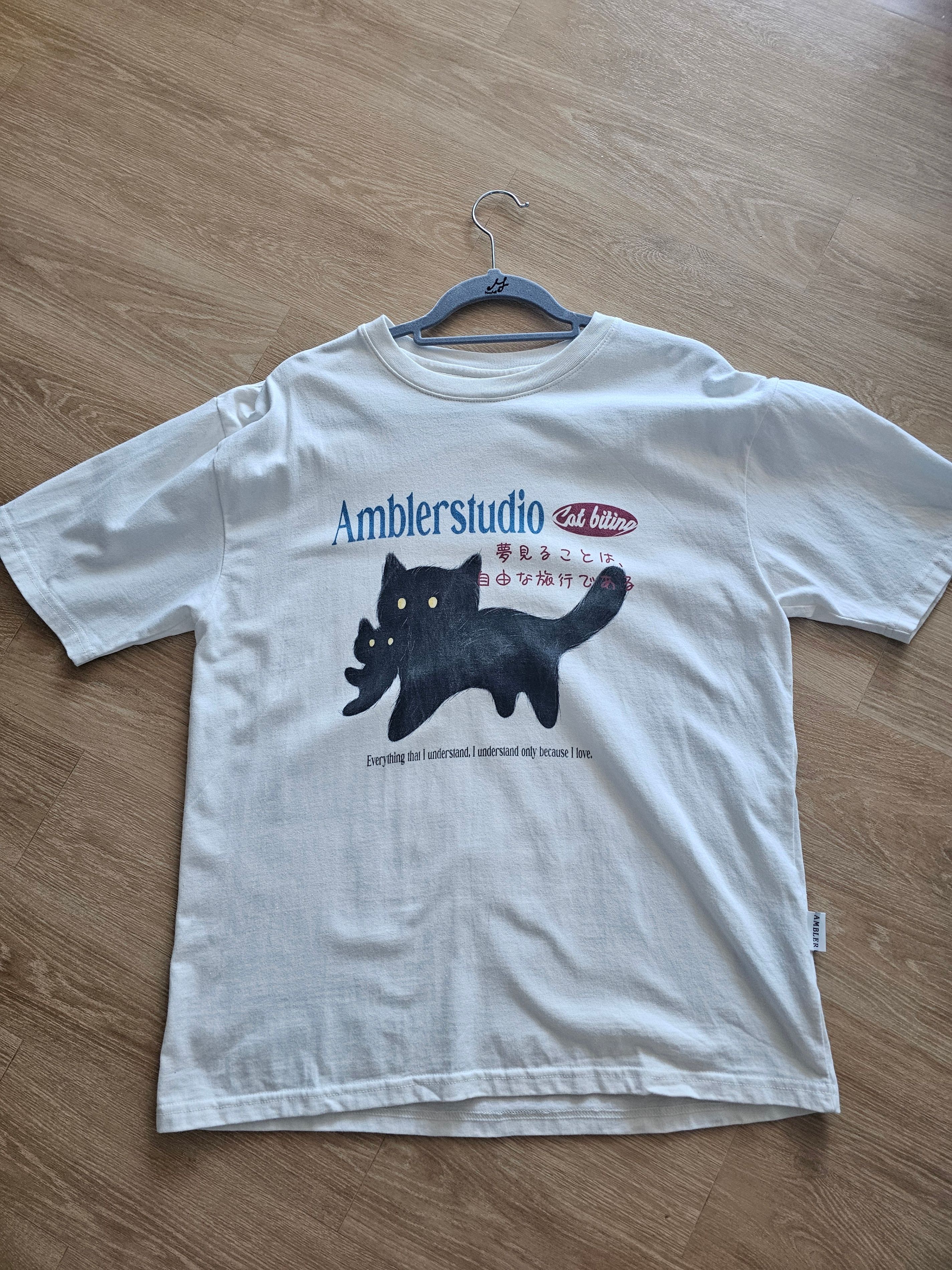 【AMBLER】 Unisex Cat biting graphic short sleeve t-shirt MUSINSA | AMBLER Cat biting graphic short sleeve t-shirt