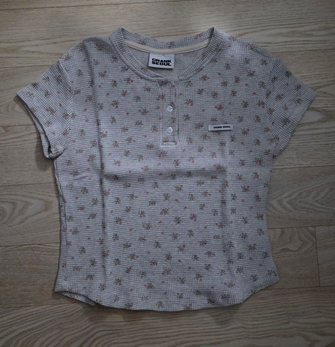 MUSINSA公式 | CRANK Flower Henley Neck Top_Oatmeal